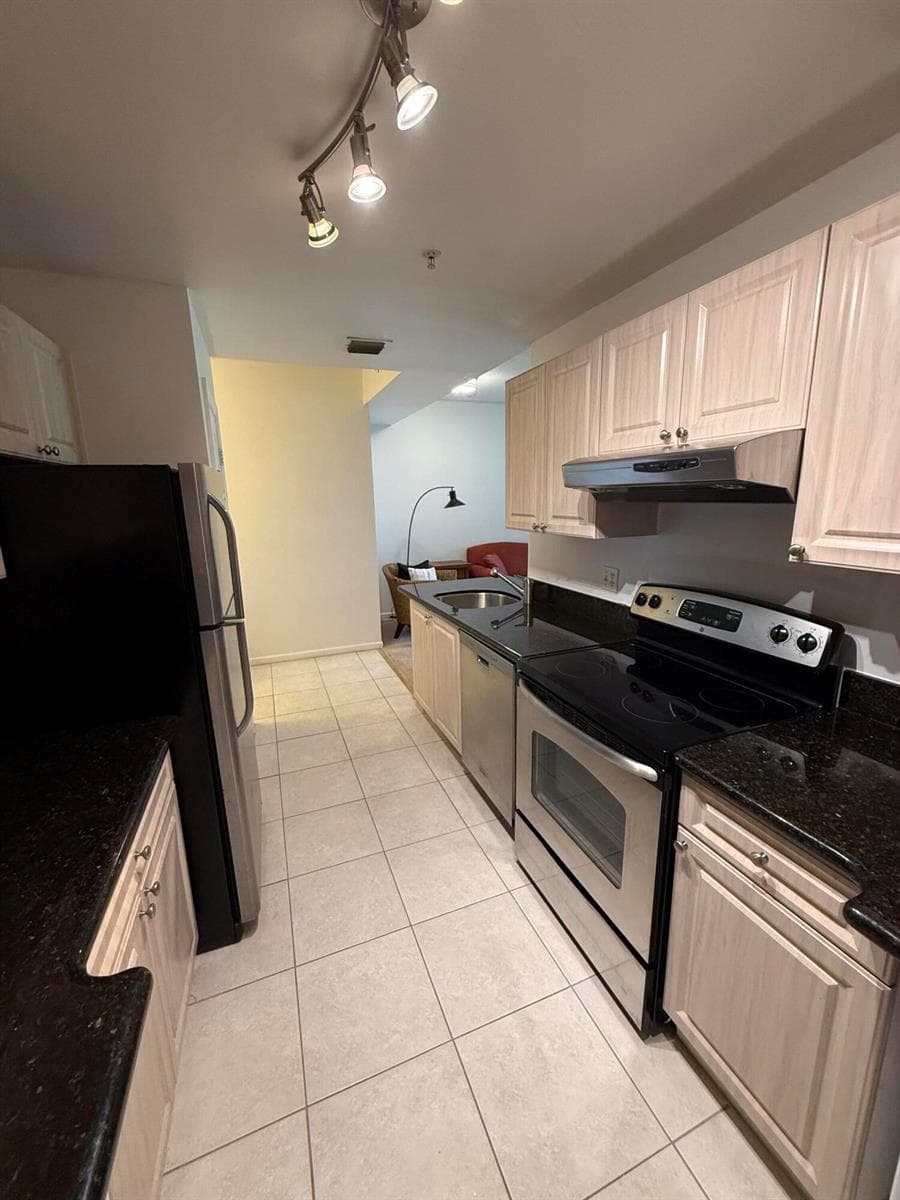 2080 Greenview Shores Boulevard 402 photo 10