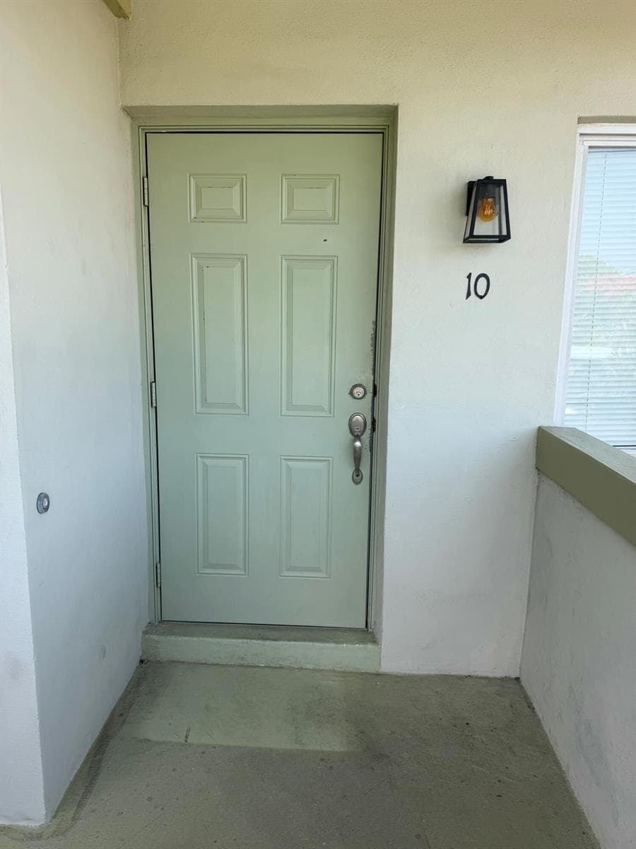 578 NE 20th Street 10e photo 4