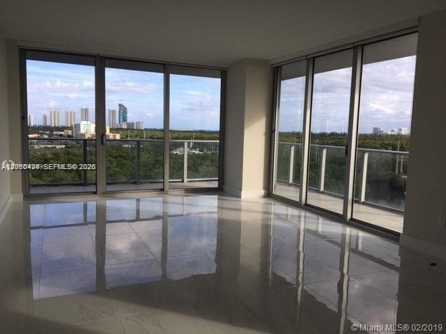 16385 Biscayne Blvd 621 photo 2