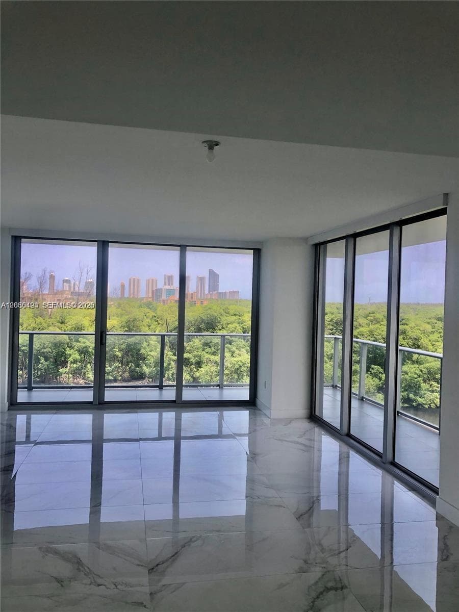 16385 Biscayne Blvd 621 photo 1