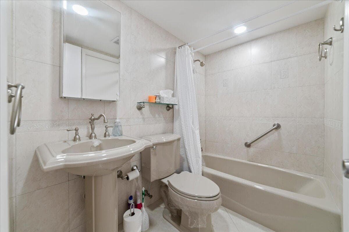 2864 NE 33rd Court 205 photo 19