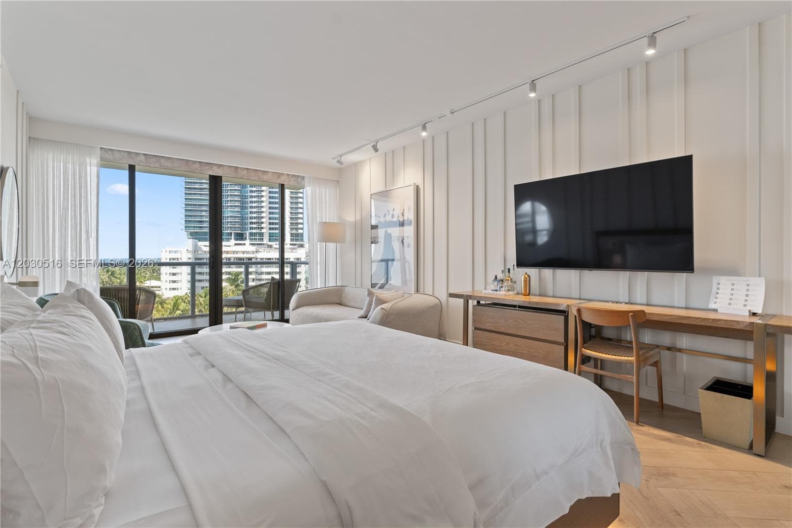 2201 Collins Ave 707 photo 3