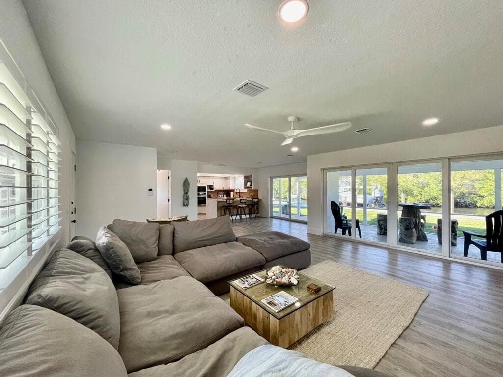 8585 SE Palm Street photo 10