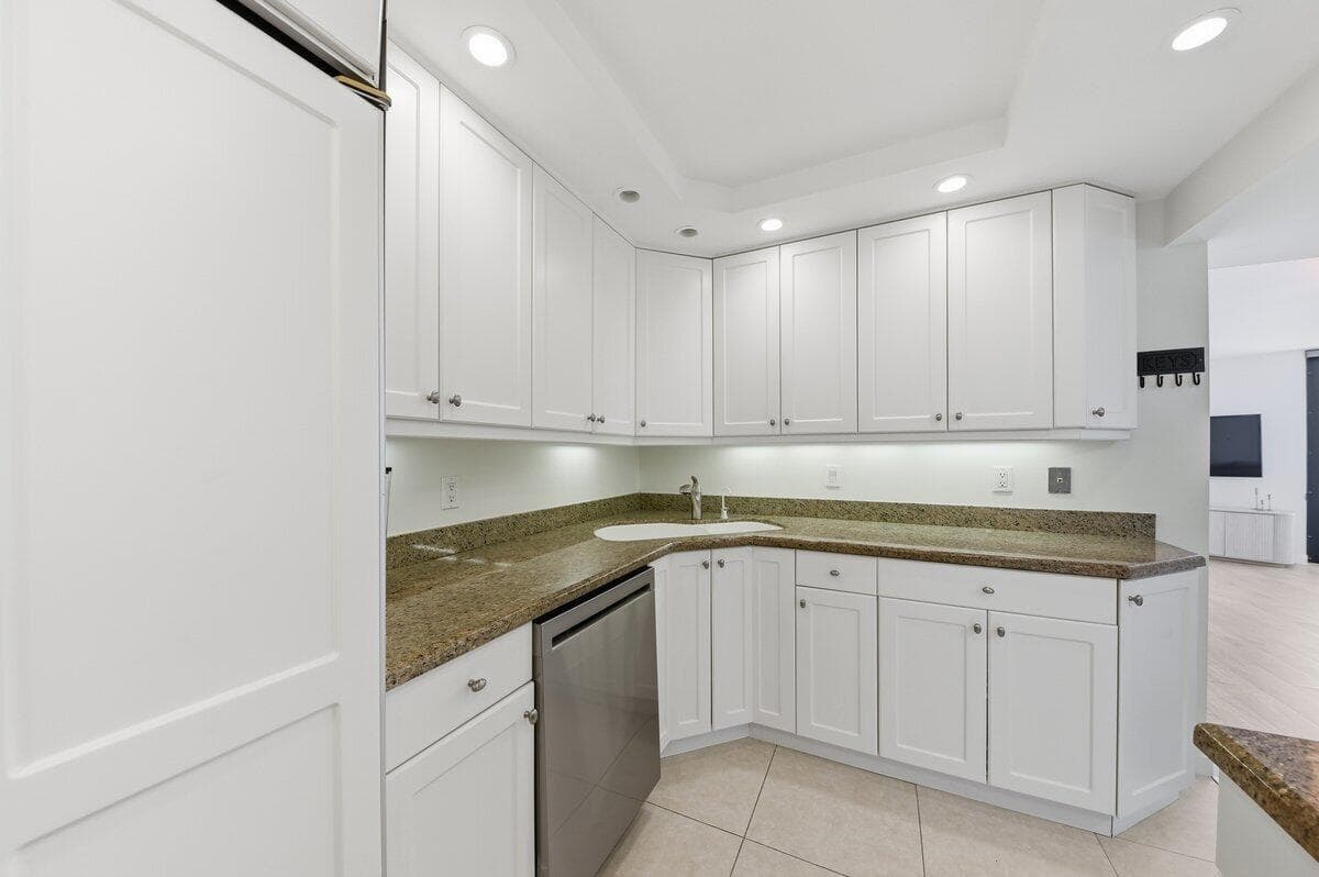 5420 N Ocean Drive 1702 photo 12
