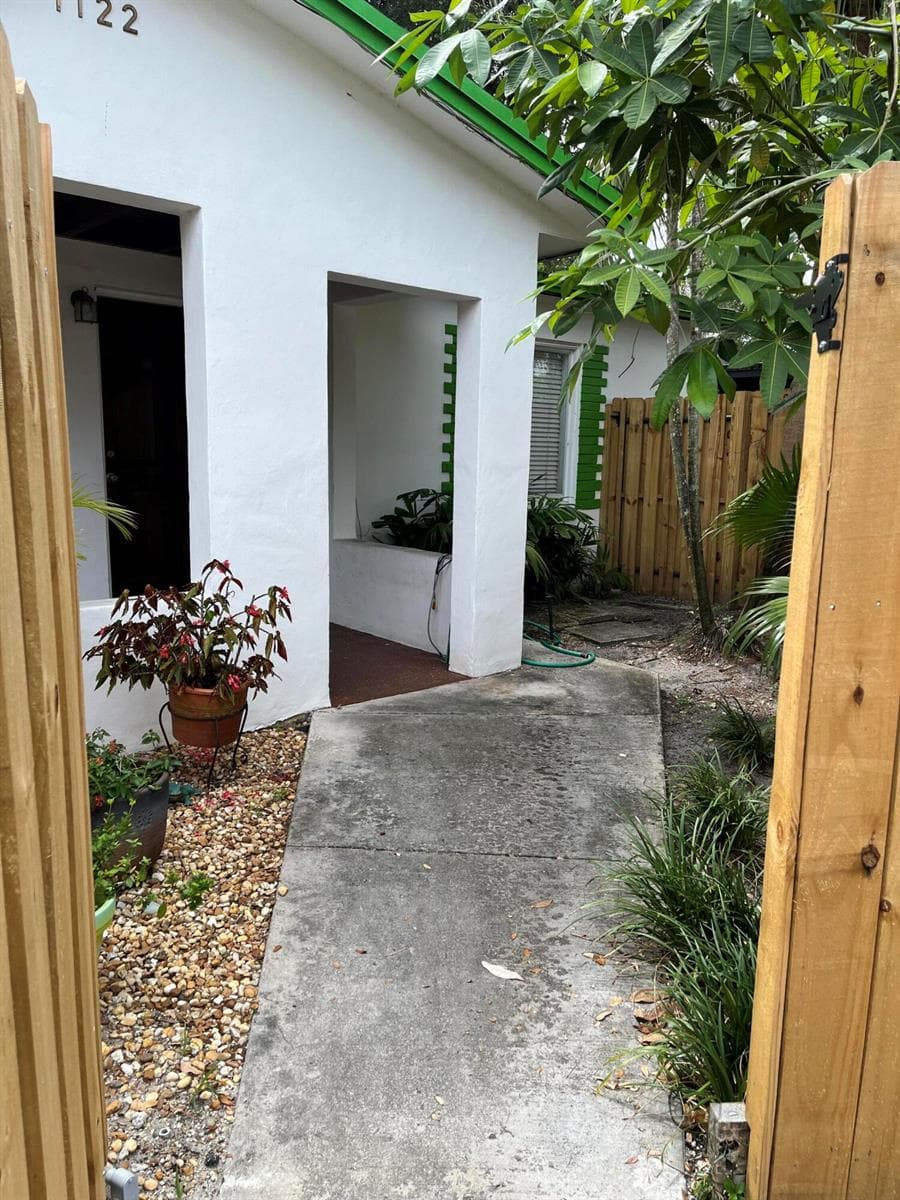 1122 SW 8th Terrace photo 7