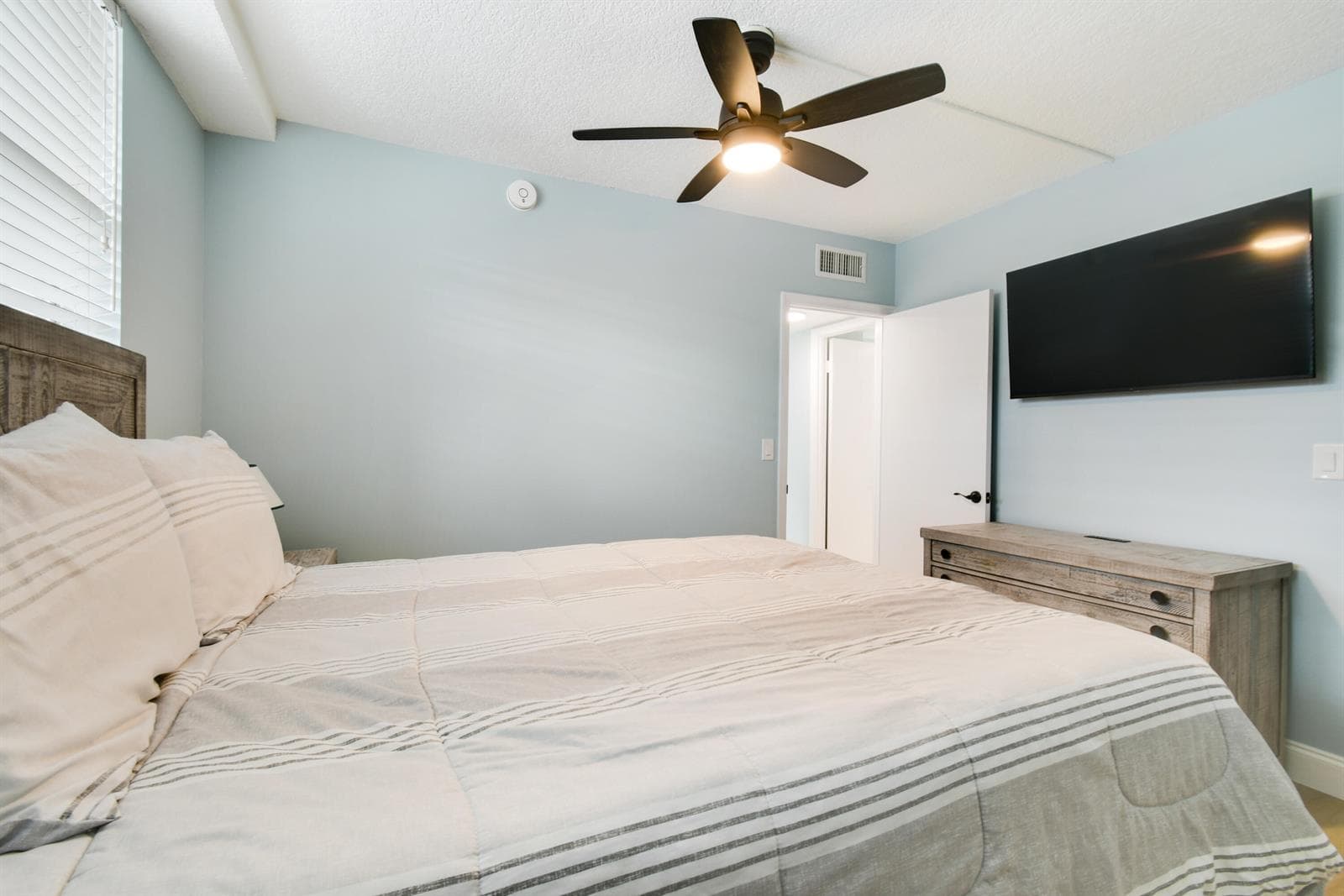 100 Paradise Harbour Boulevard 211 photo 23