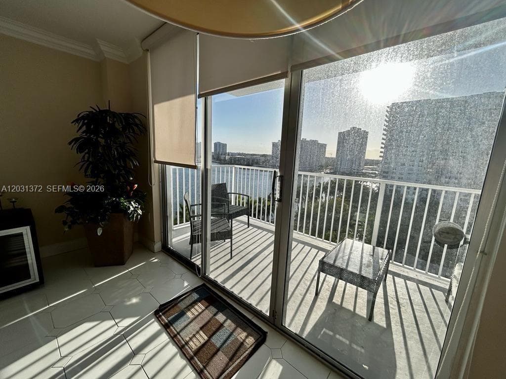 2851 NE 183 St 1014E photo 11