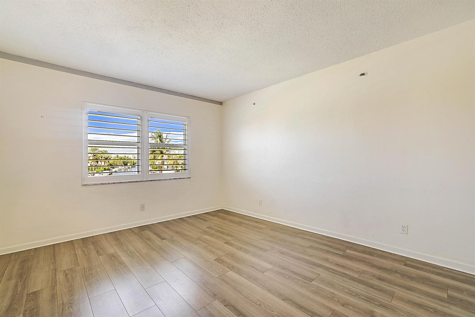 230 N Federal Highway 305 photo 17