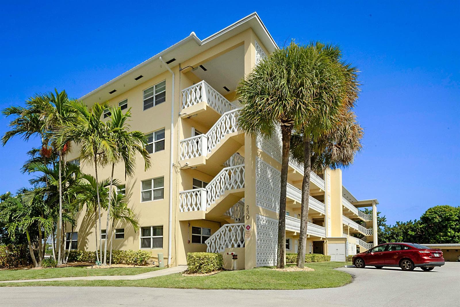 230 N Federal Highway 305 photo 1