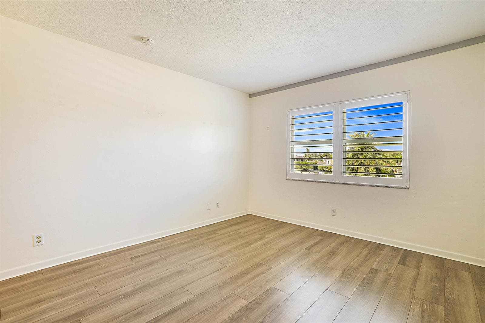 230 N Federal Highway 305 photo 18
