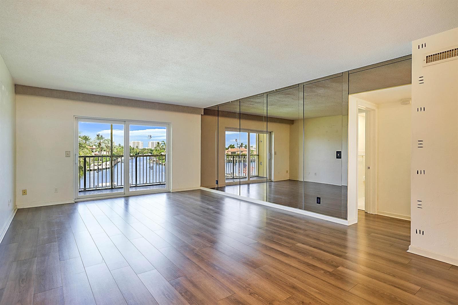 230 N Federal Highway 305 photo 4