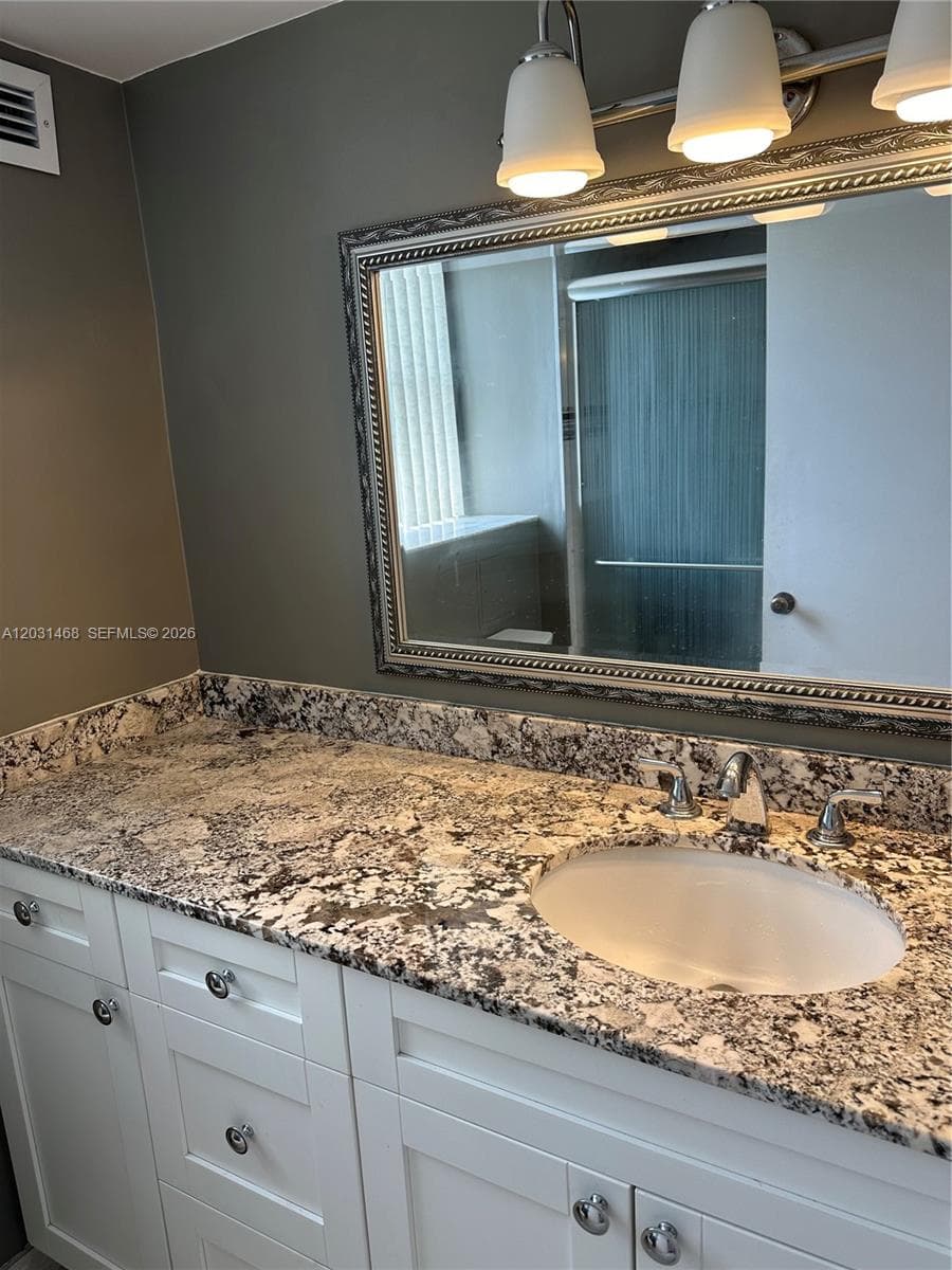 6039 Collins Ave 728 photo 9