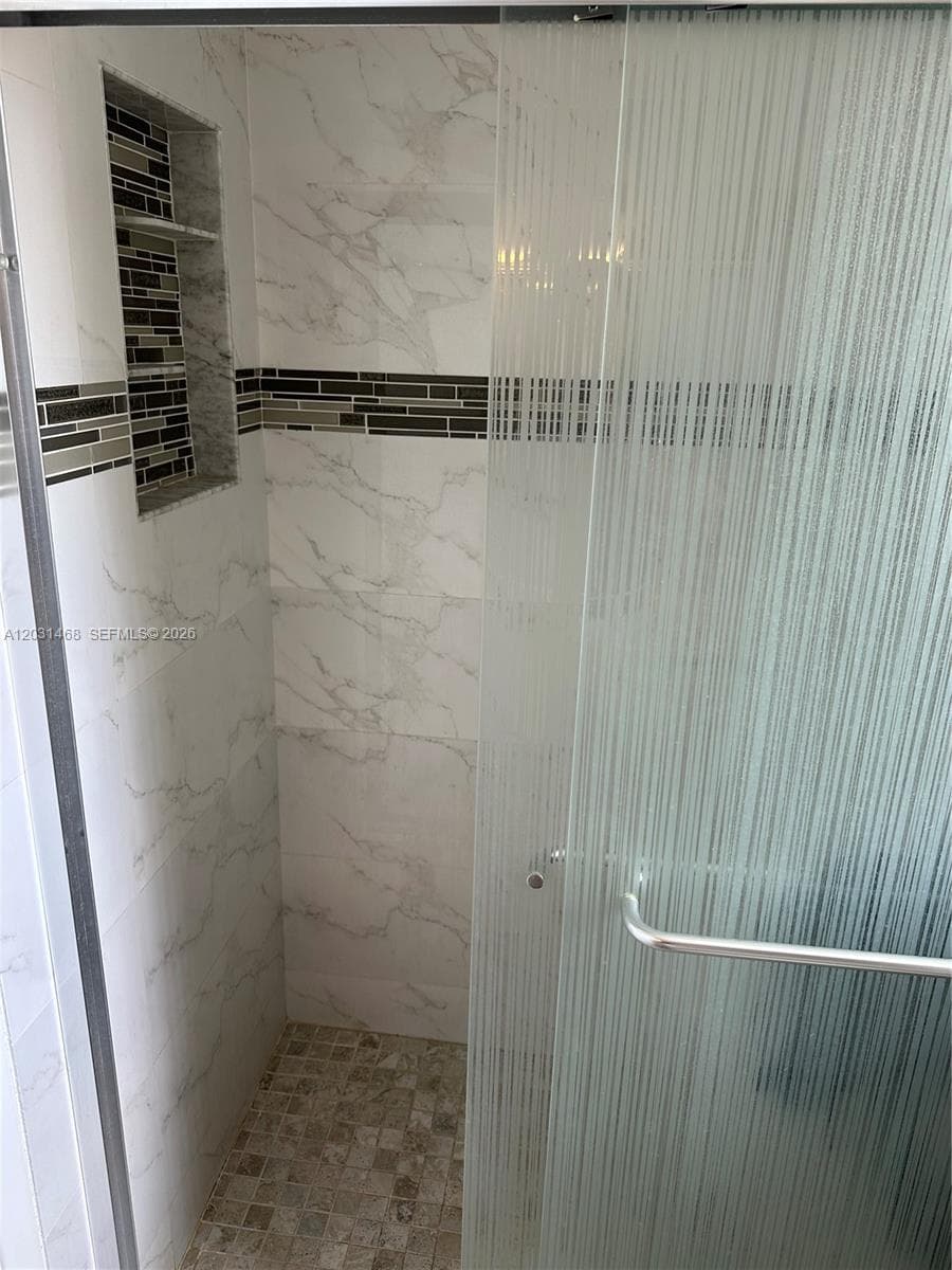 6039 Collins Ave 728 photo 11