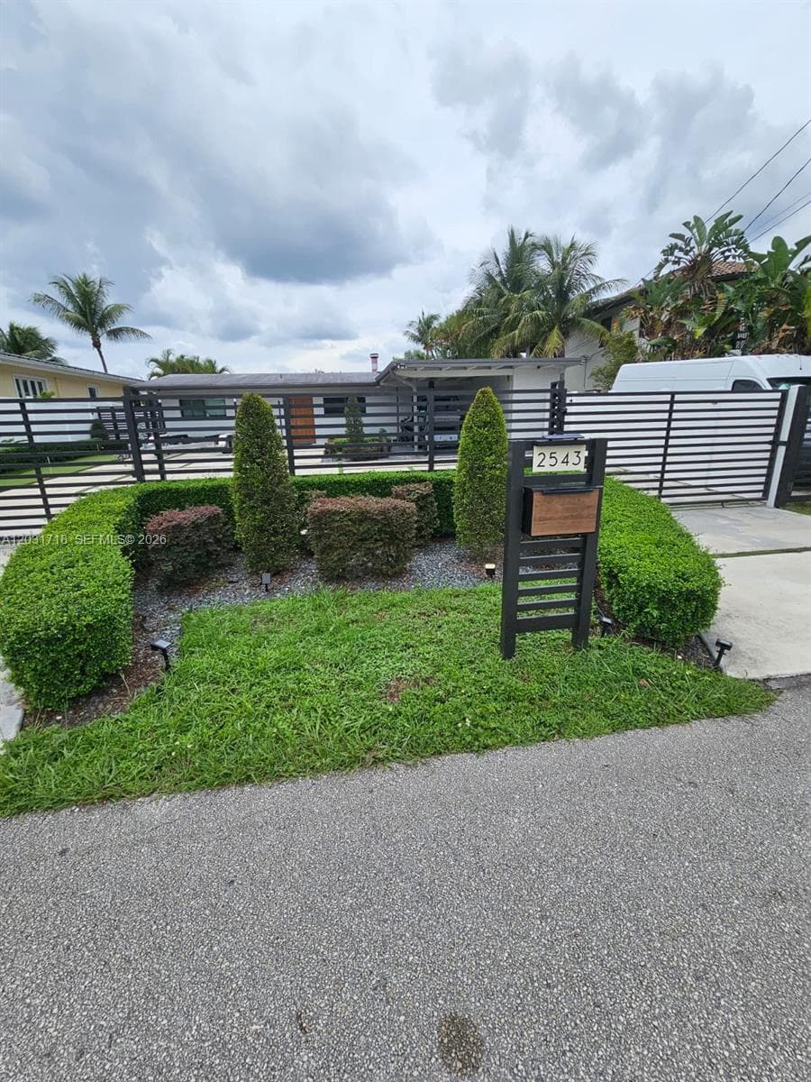 2543 Gulfstream Ln photo 1