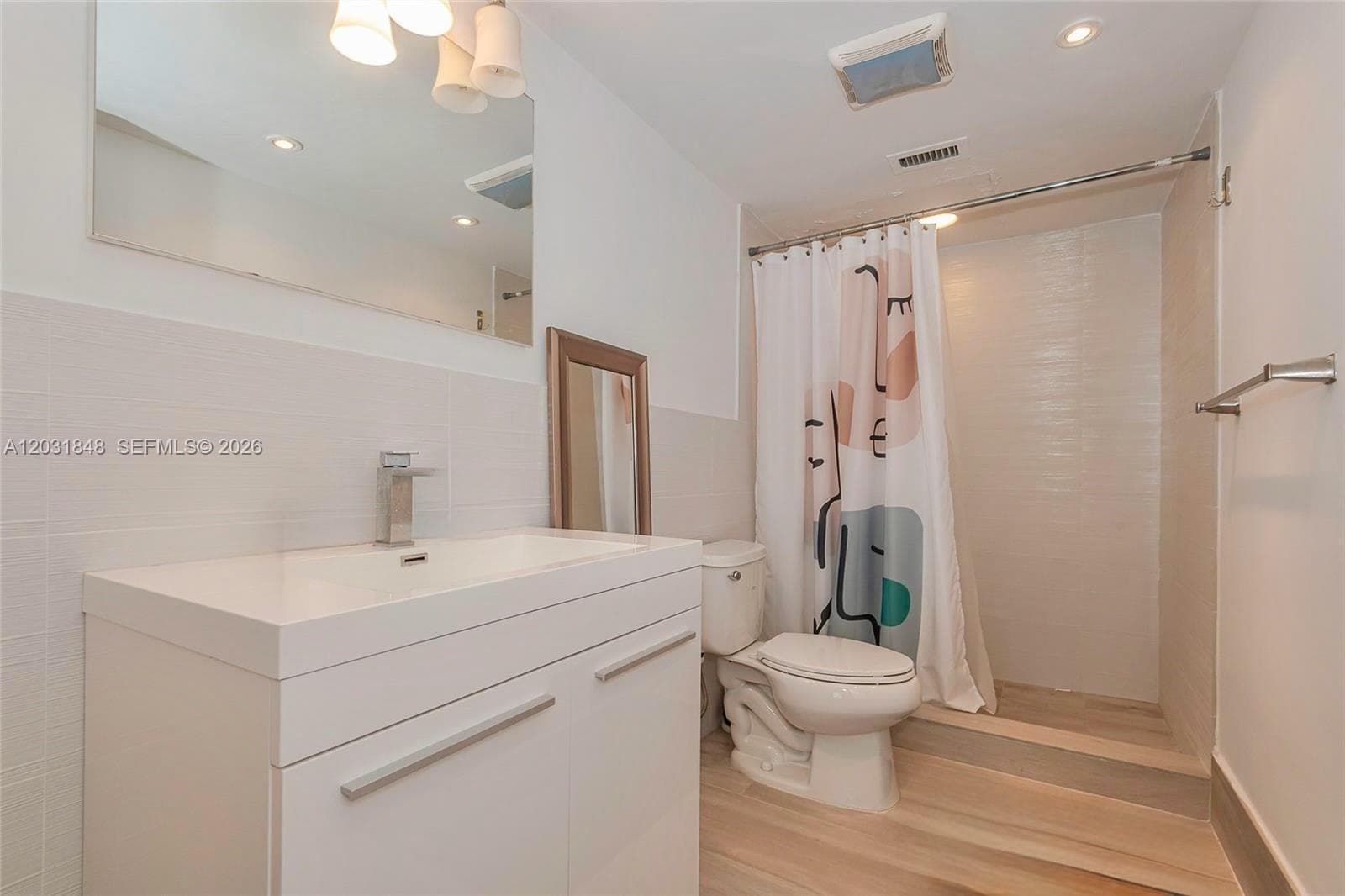 900 Bay Dr 122 photo 20