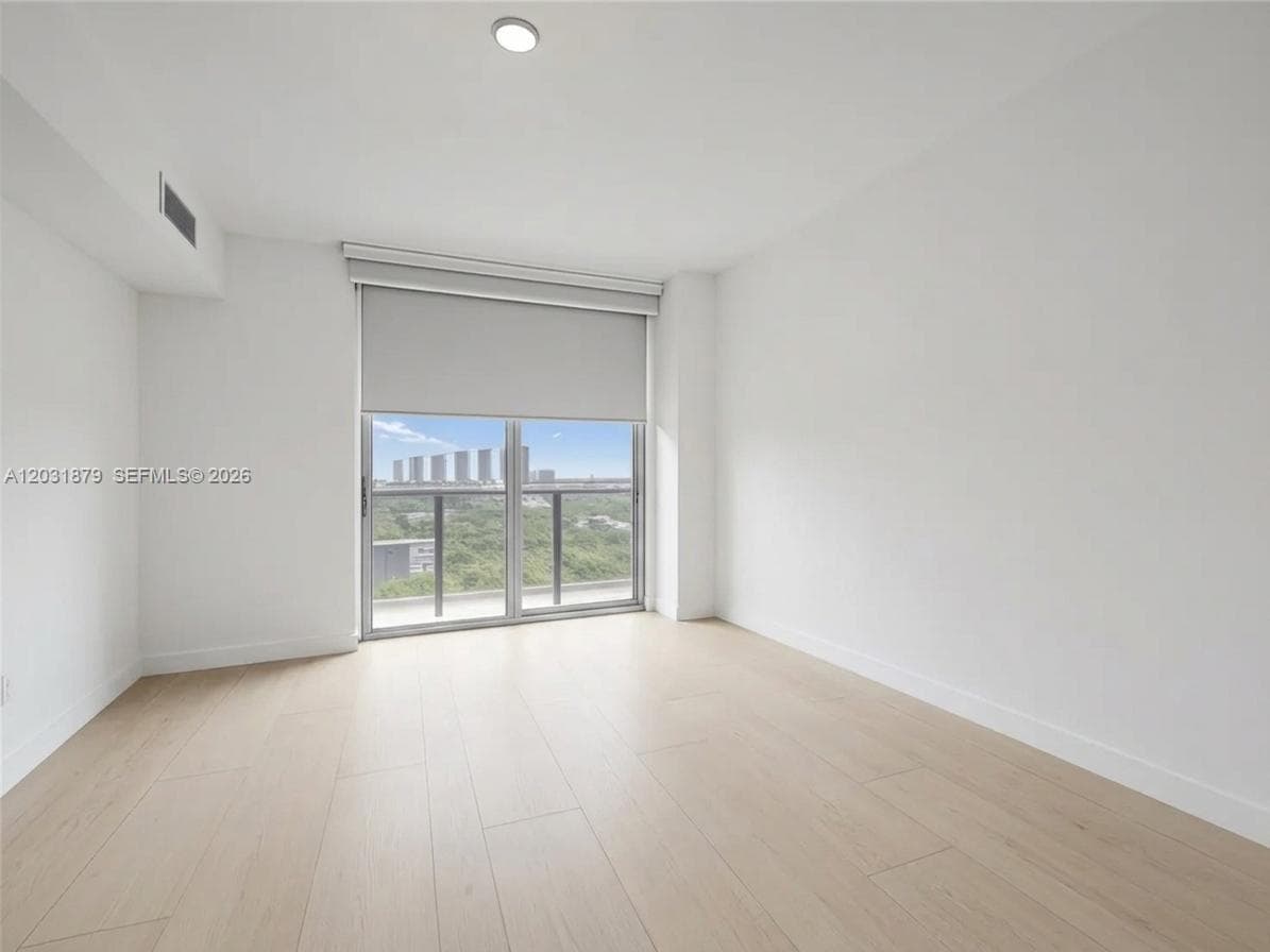 16385 Biscayne Blvd 1615 photo 4