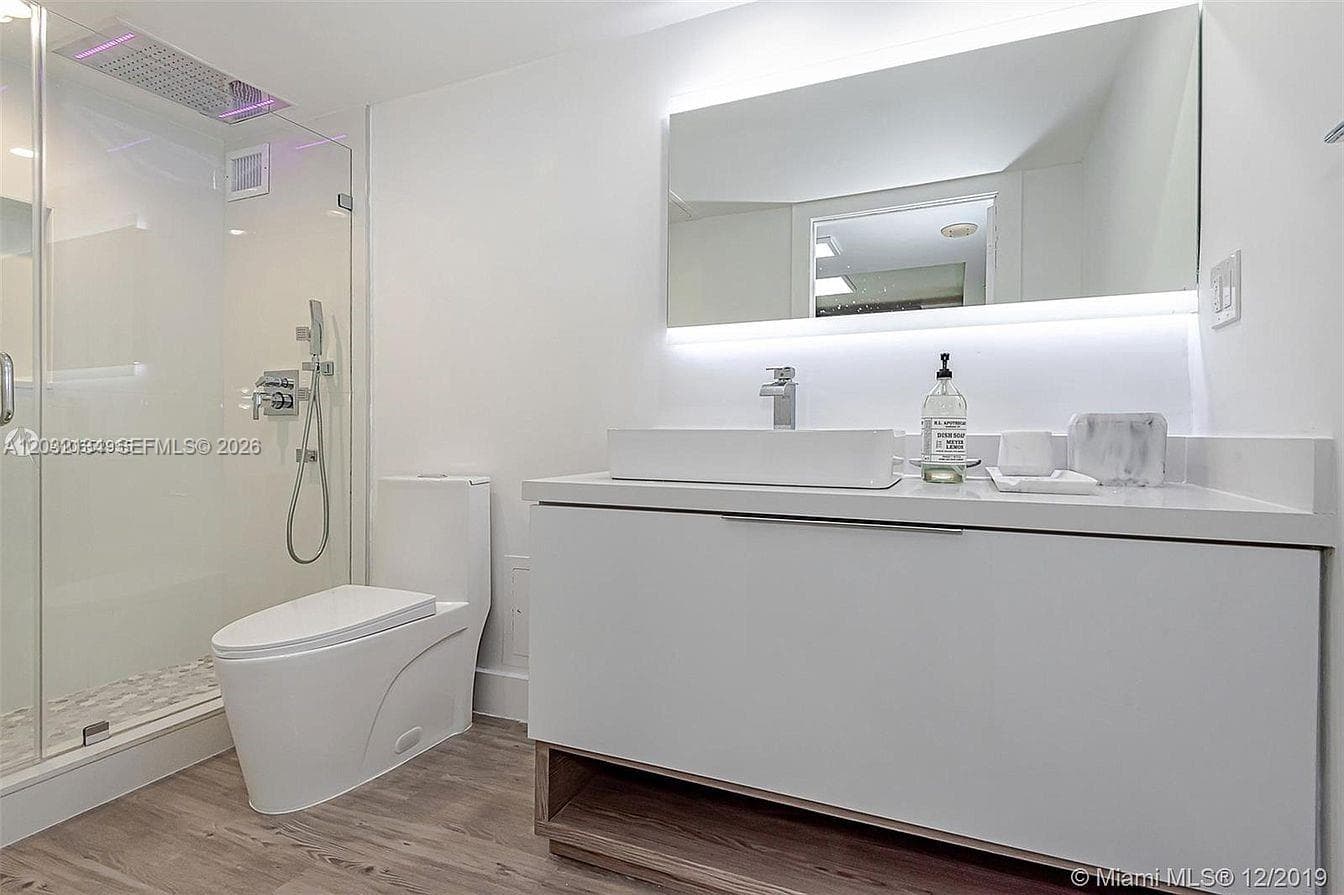 2301 Collins Ave 843 photo 18
