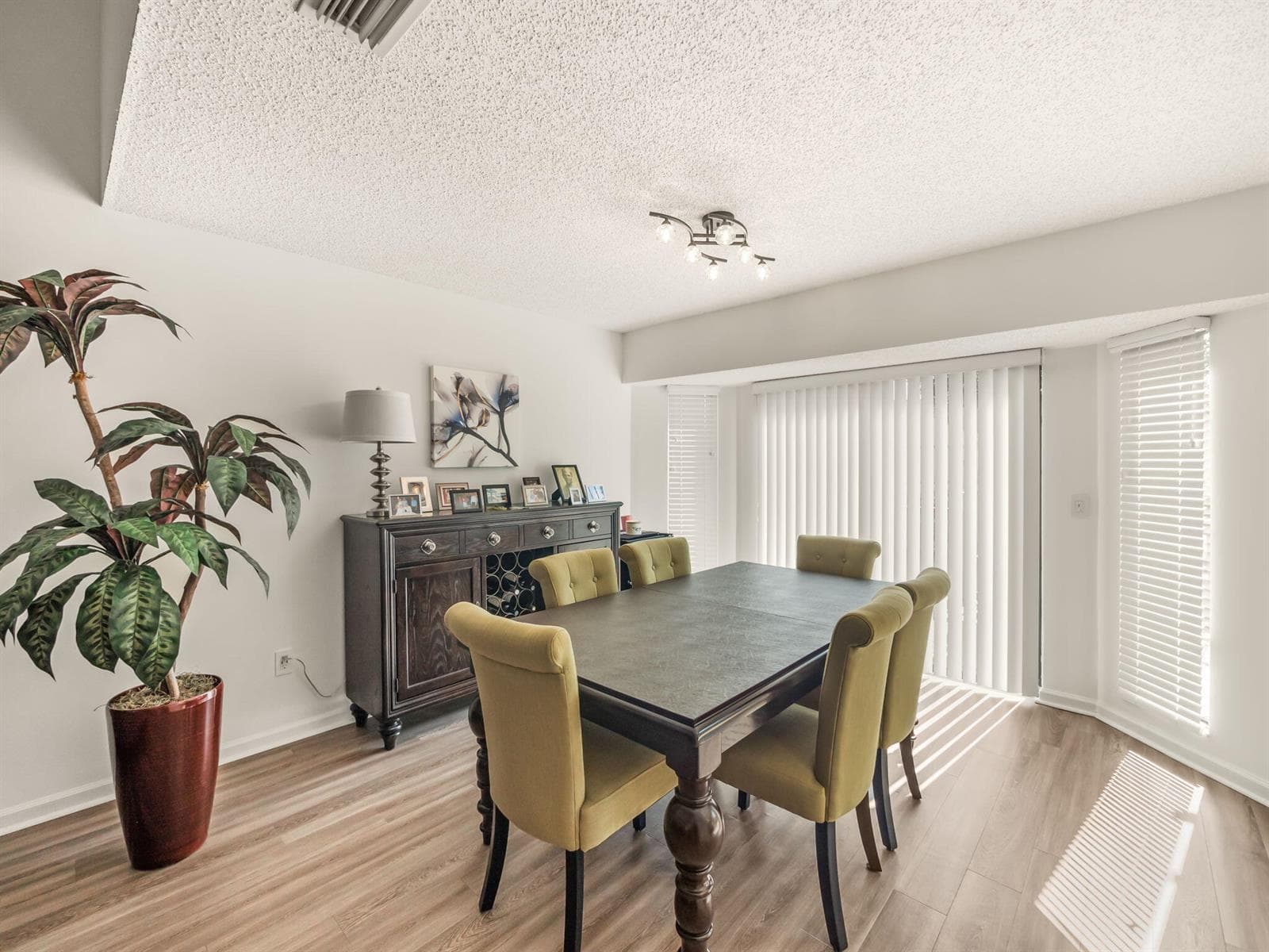 1103 Landings Boulevard photo 11