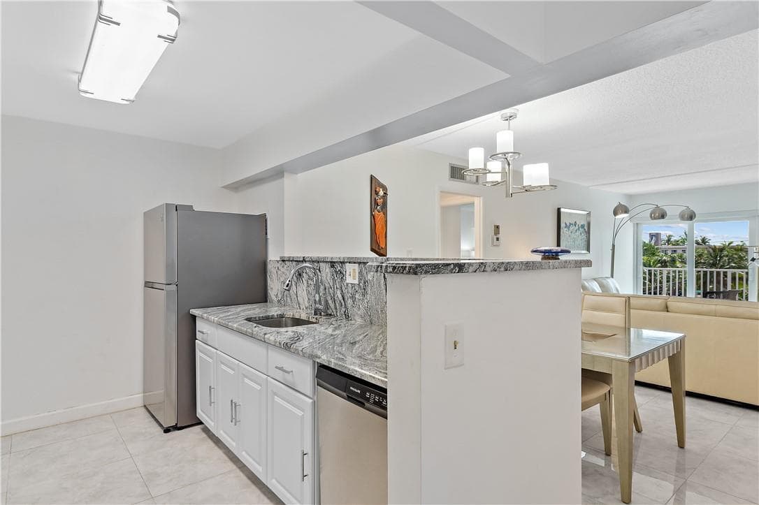 95 N Birch Road 405 photo 19