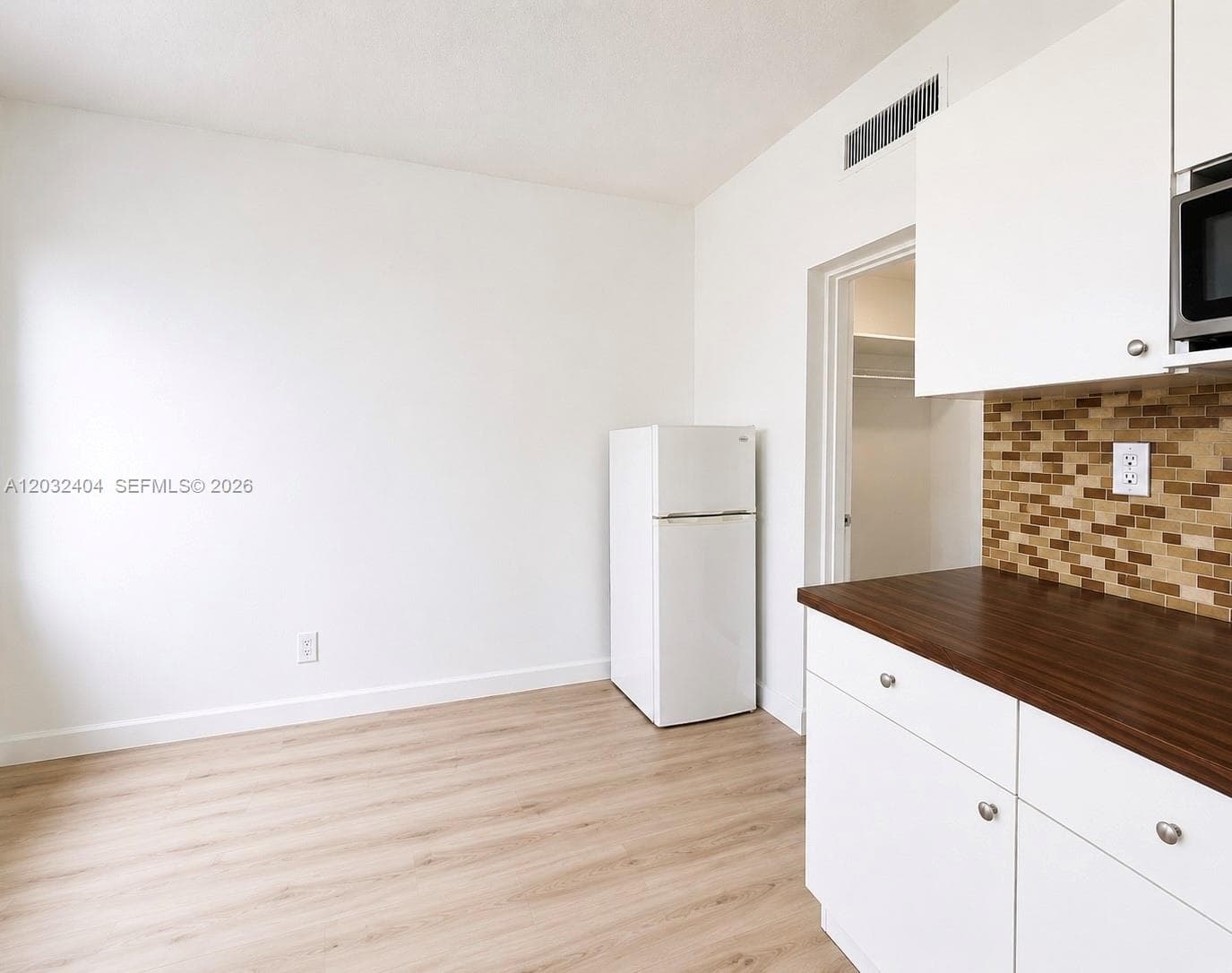 26 Diplomat Pkwy 2325 photo 2