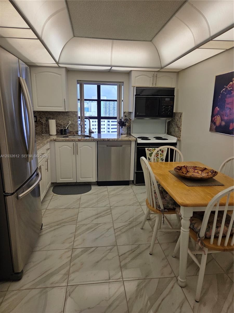 400 Leslie Dr 1124 photo 16