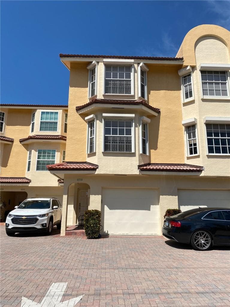 4230 N Ocean Drive photo 3