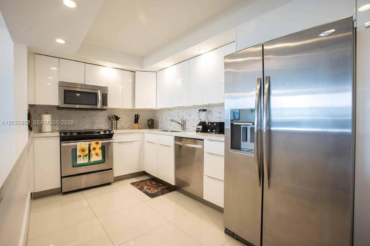 19370 Collins Ave 423 photo 6