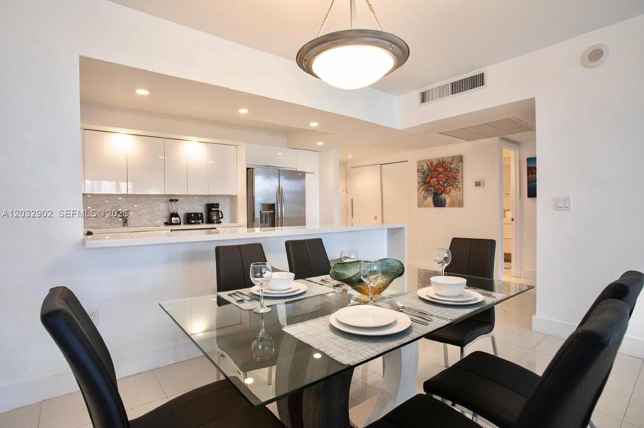 19370 Collins Ave 423 photo 4