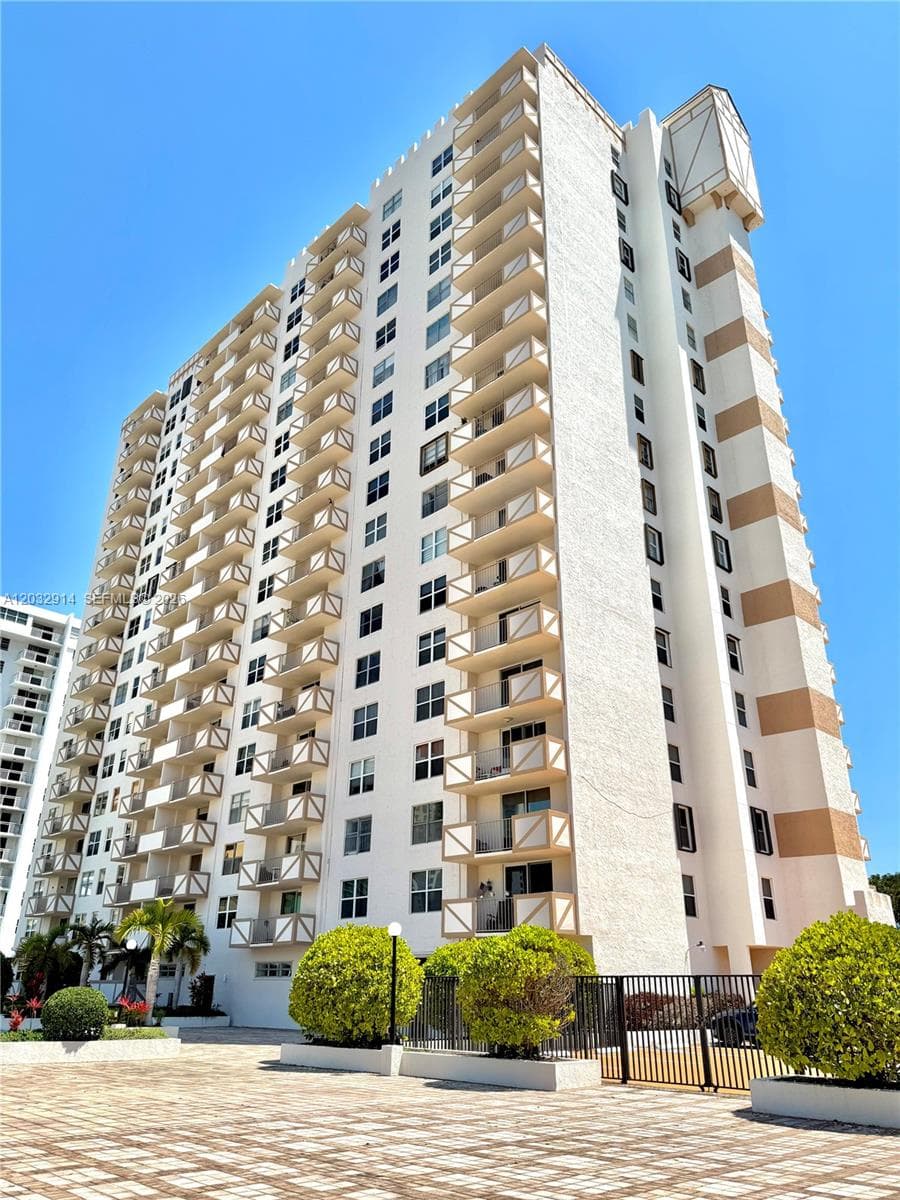 1865 S Ocean Dr 8I photo 23