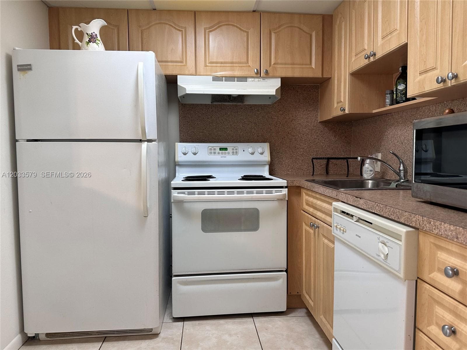 569 Fanshaw N 569 photo 3