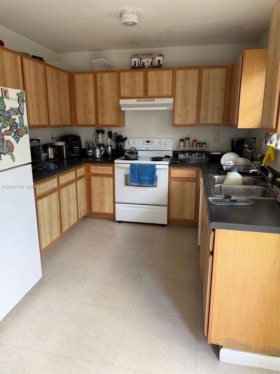 2066 NE 167th St 3-108 photo 9