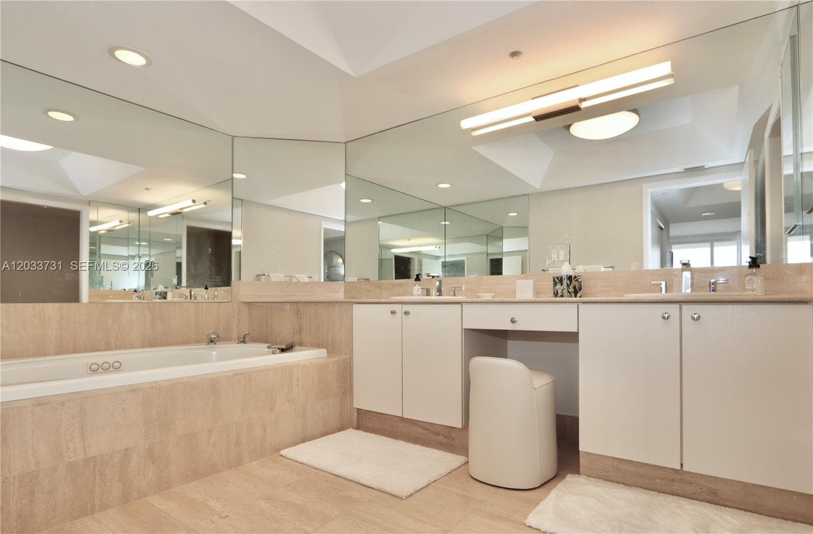 7000 Island Blvd 2605 photo 4