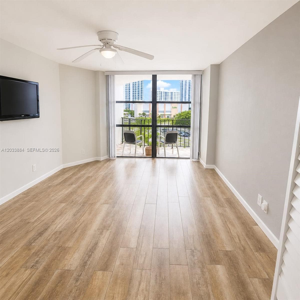 800 Parkview Dr 512 photo 14