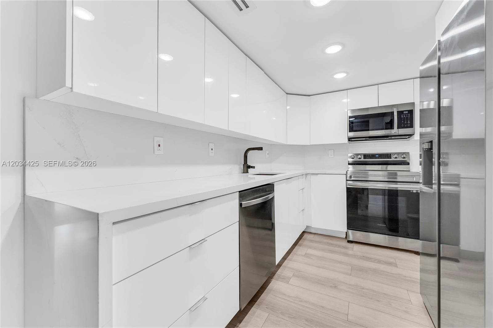 300 Bayview Dr 214 photo 1