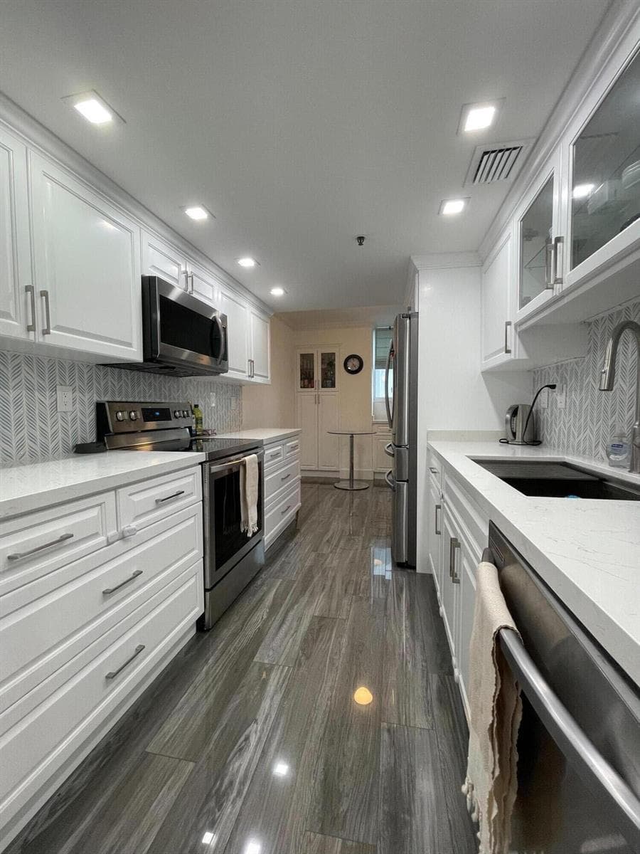 2457 Collins Avenue 504 photo 7