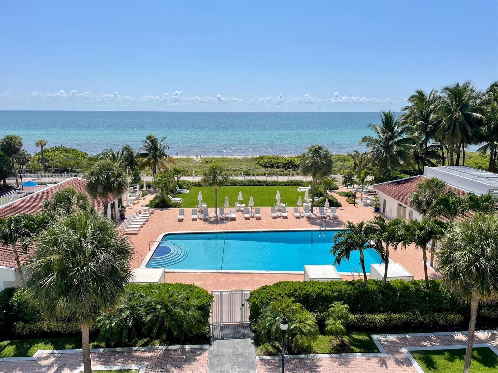 2457 Collins Avenue 504 photo 1