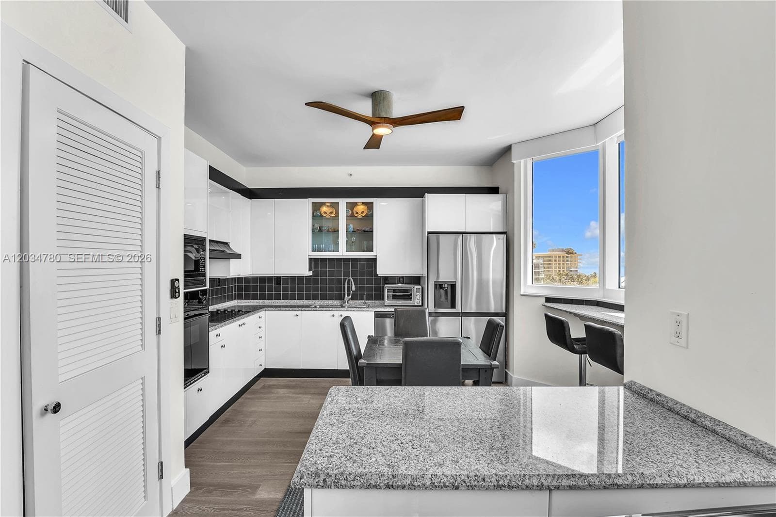300 S POINTE DR 809 photo 7