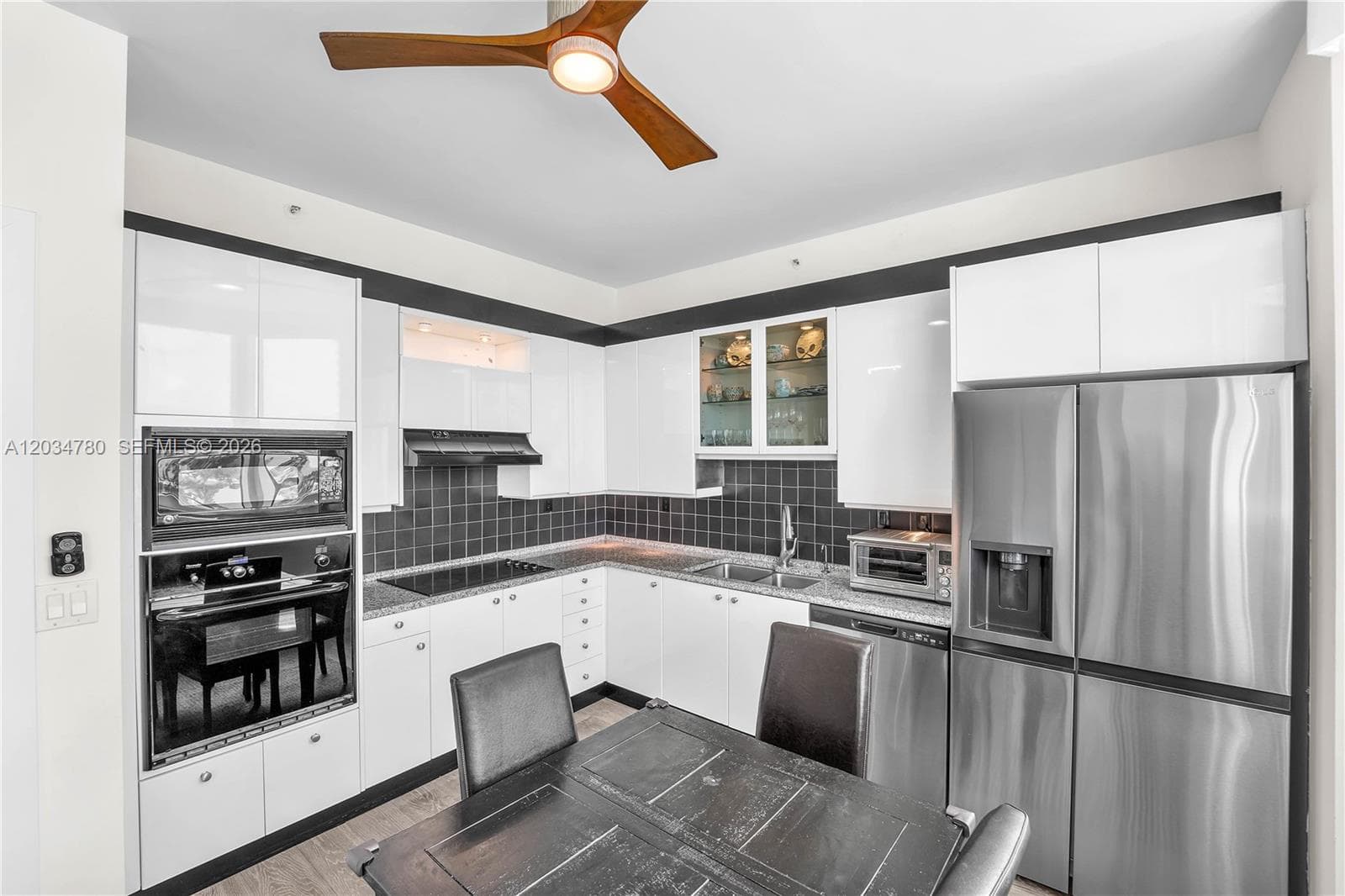 300 S POINTE DR 809 photo 9