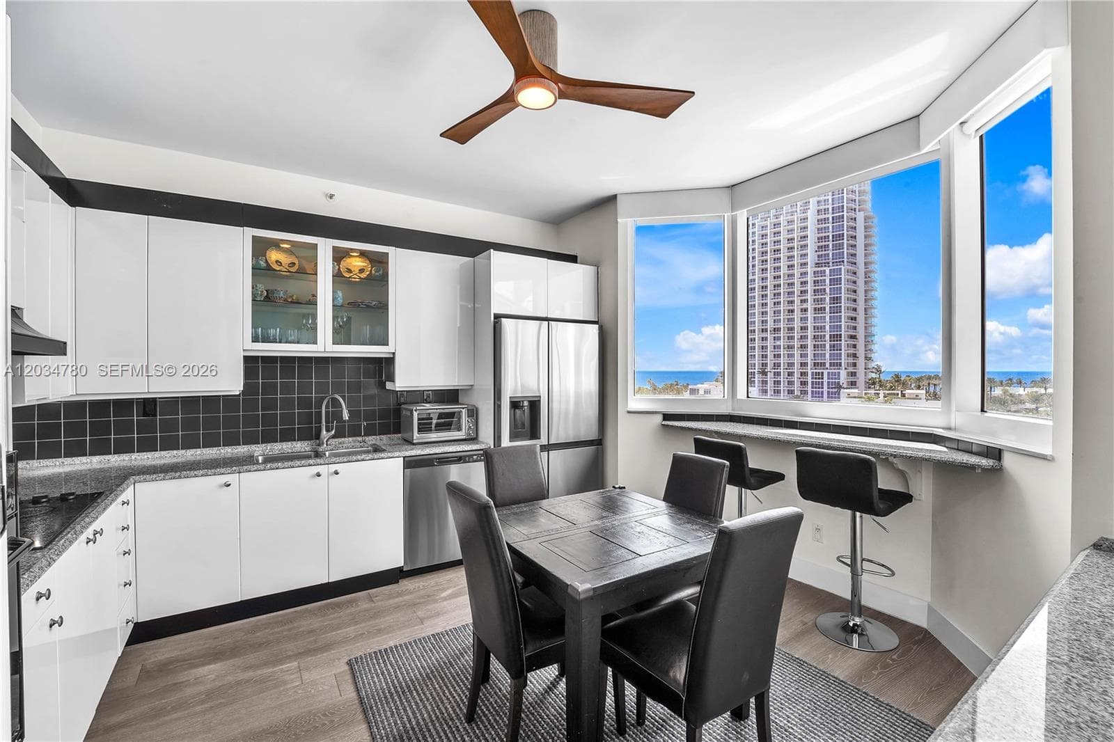 300 S POINTE DR 809 photo 10