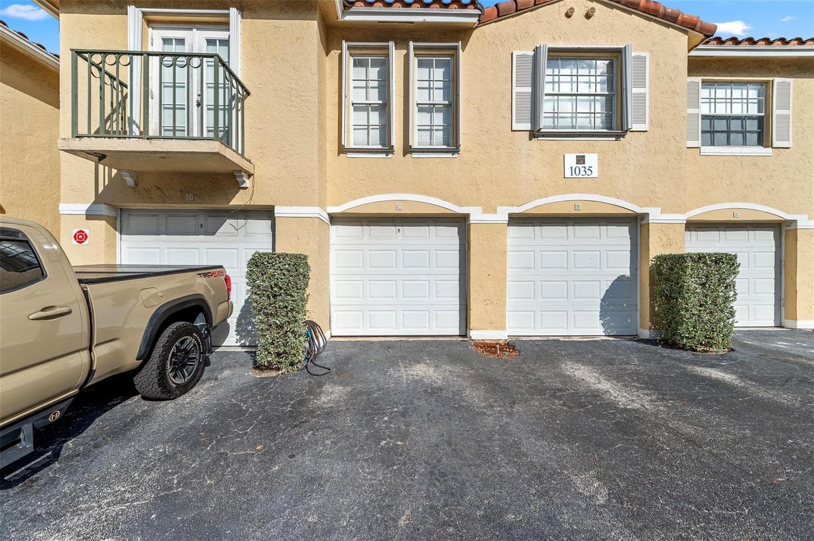 1035 Lake Shore Drive 105 photo 2
