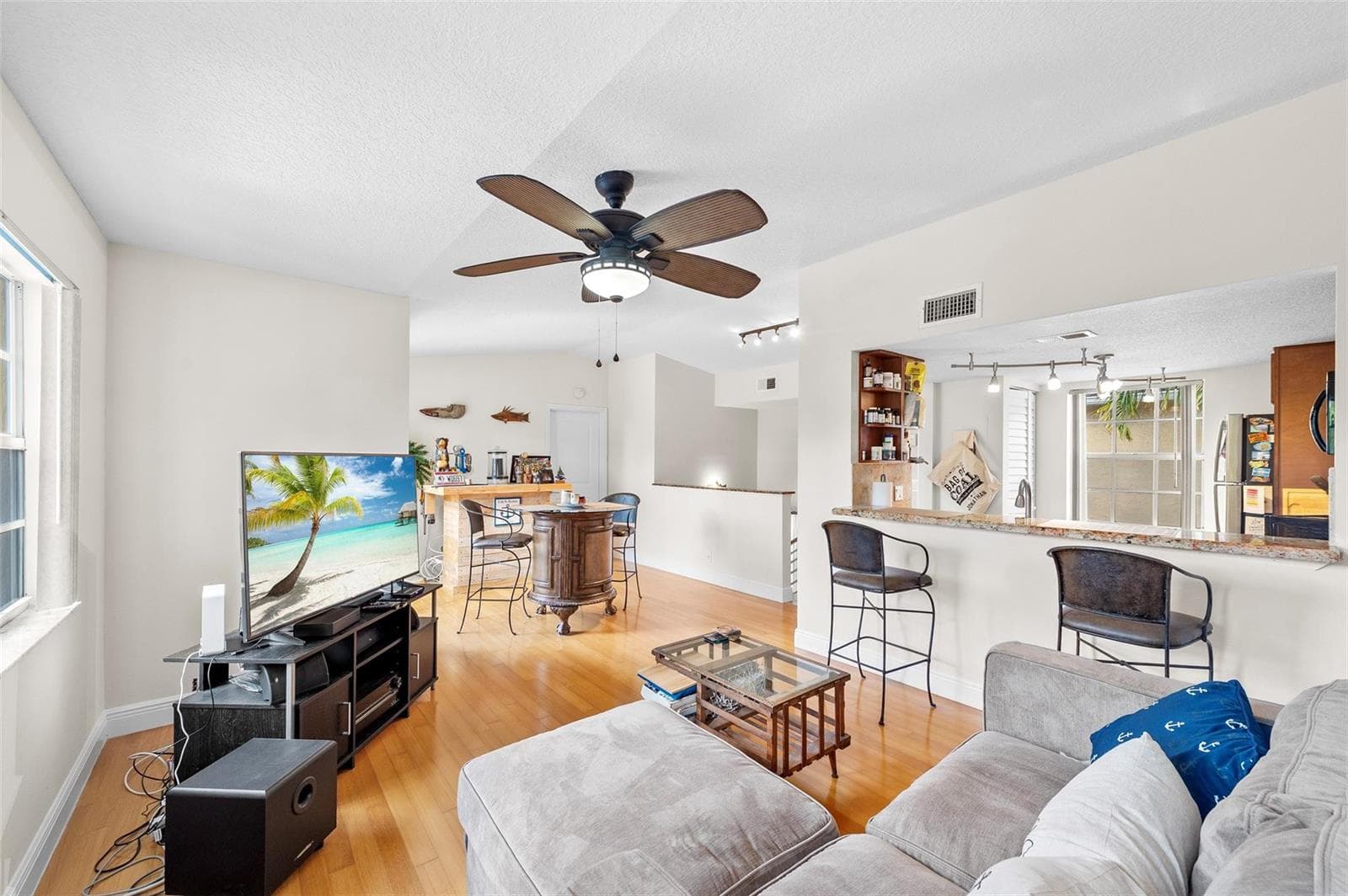 1035 Lake Shore Drive 105 photo 1