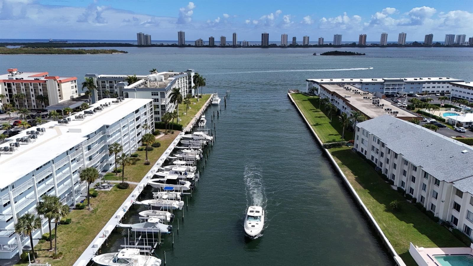 104 Paradise Harbour Boulevard 114 photo 4