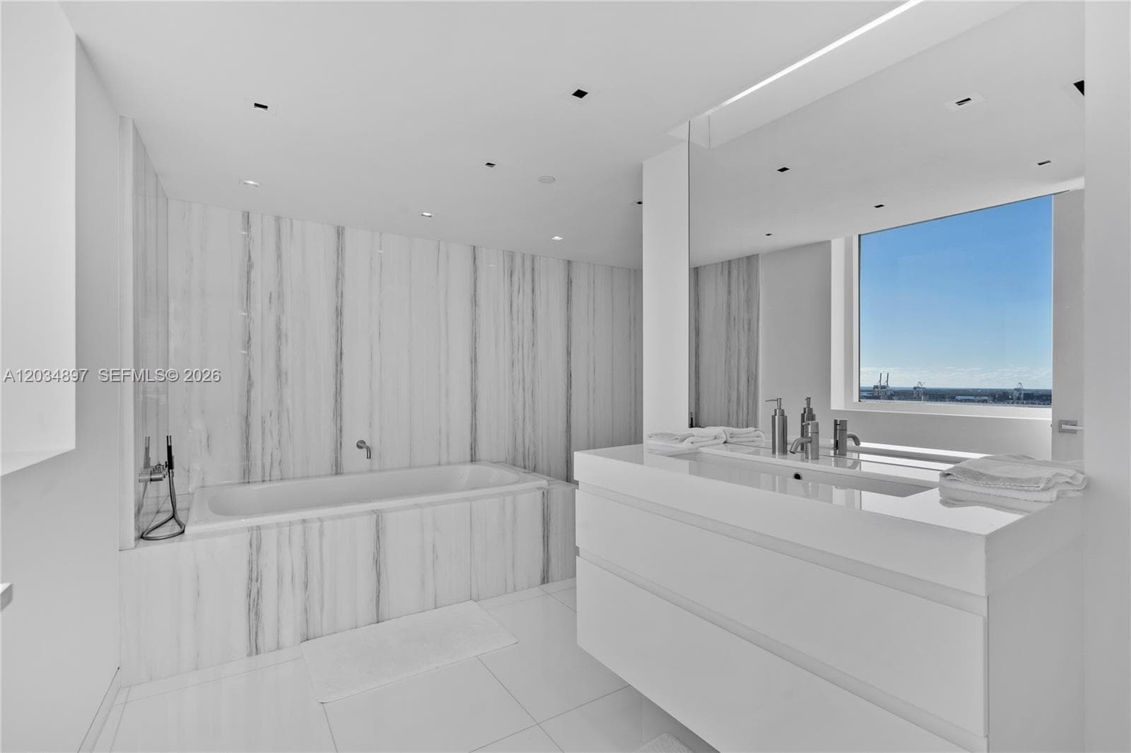 10 Venetian Way PH04 photo 16