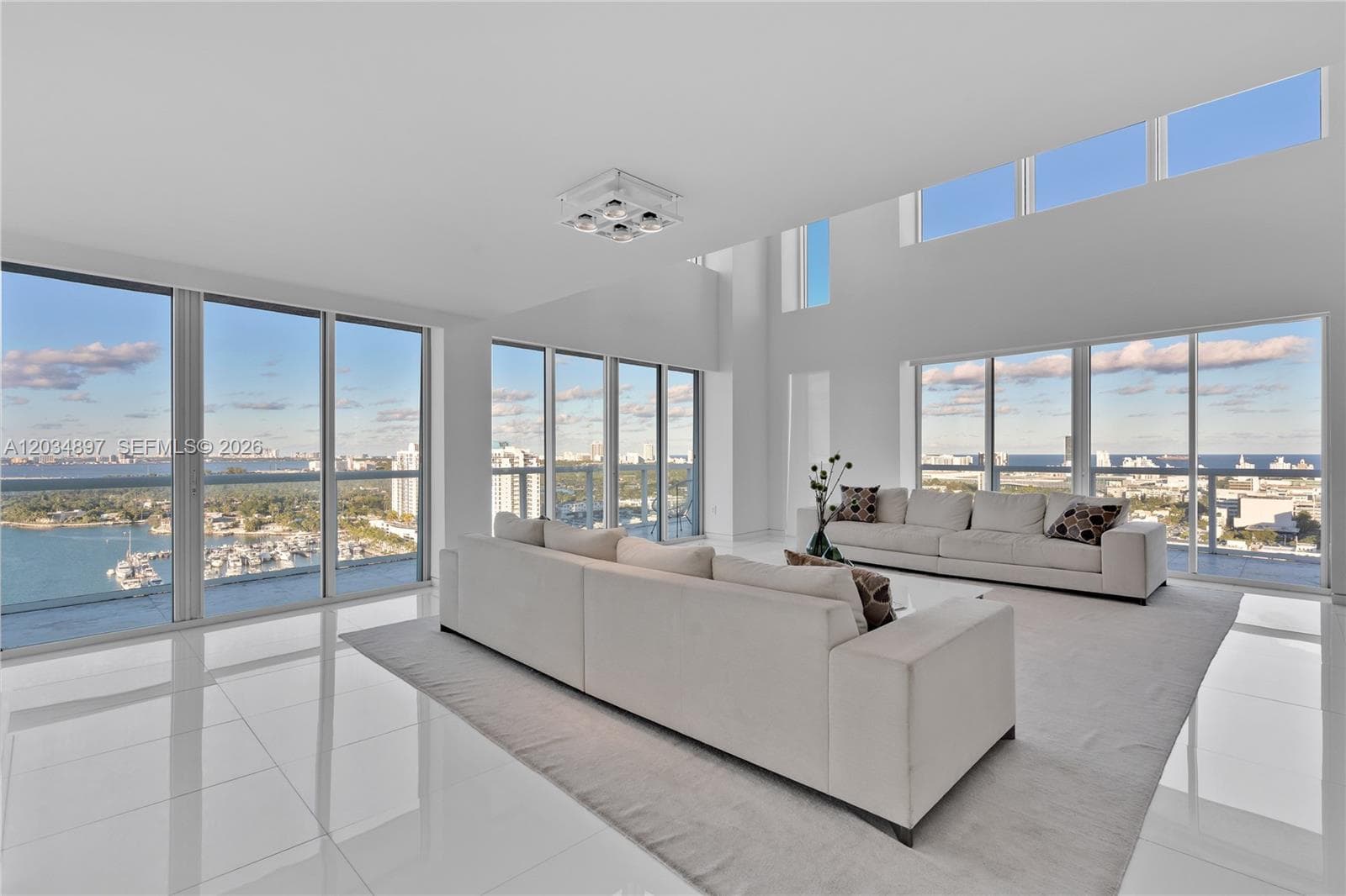 10 Venetian Way PH04 photo 1