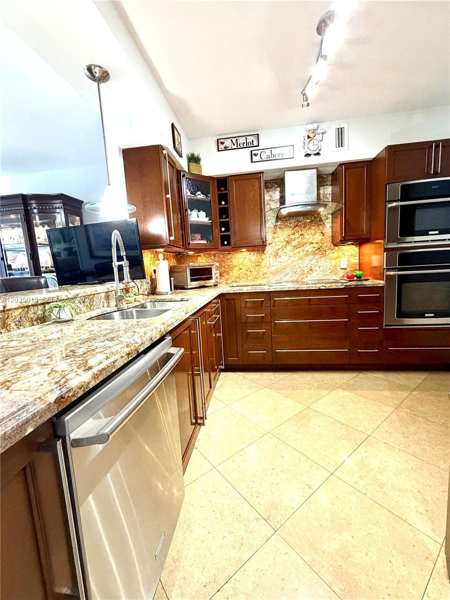 5700 Collins Ave 14M photo 16