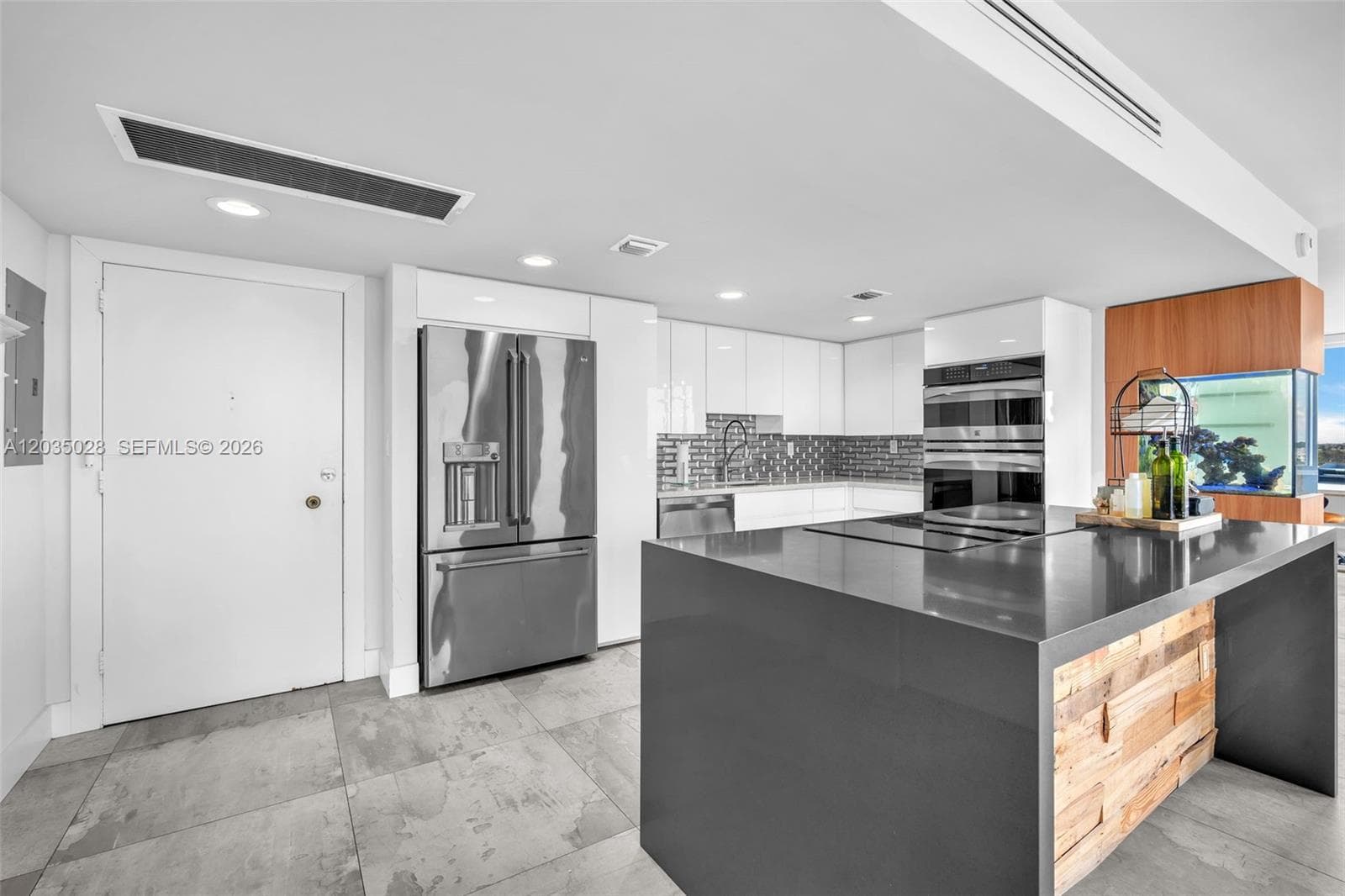 7135 Collins Ave 736 photo 3