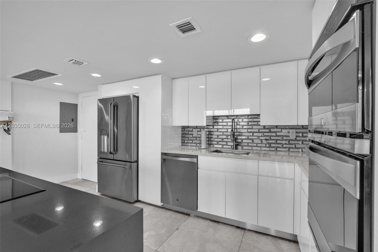 7135 Collins Ave 736 photo 4