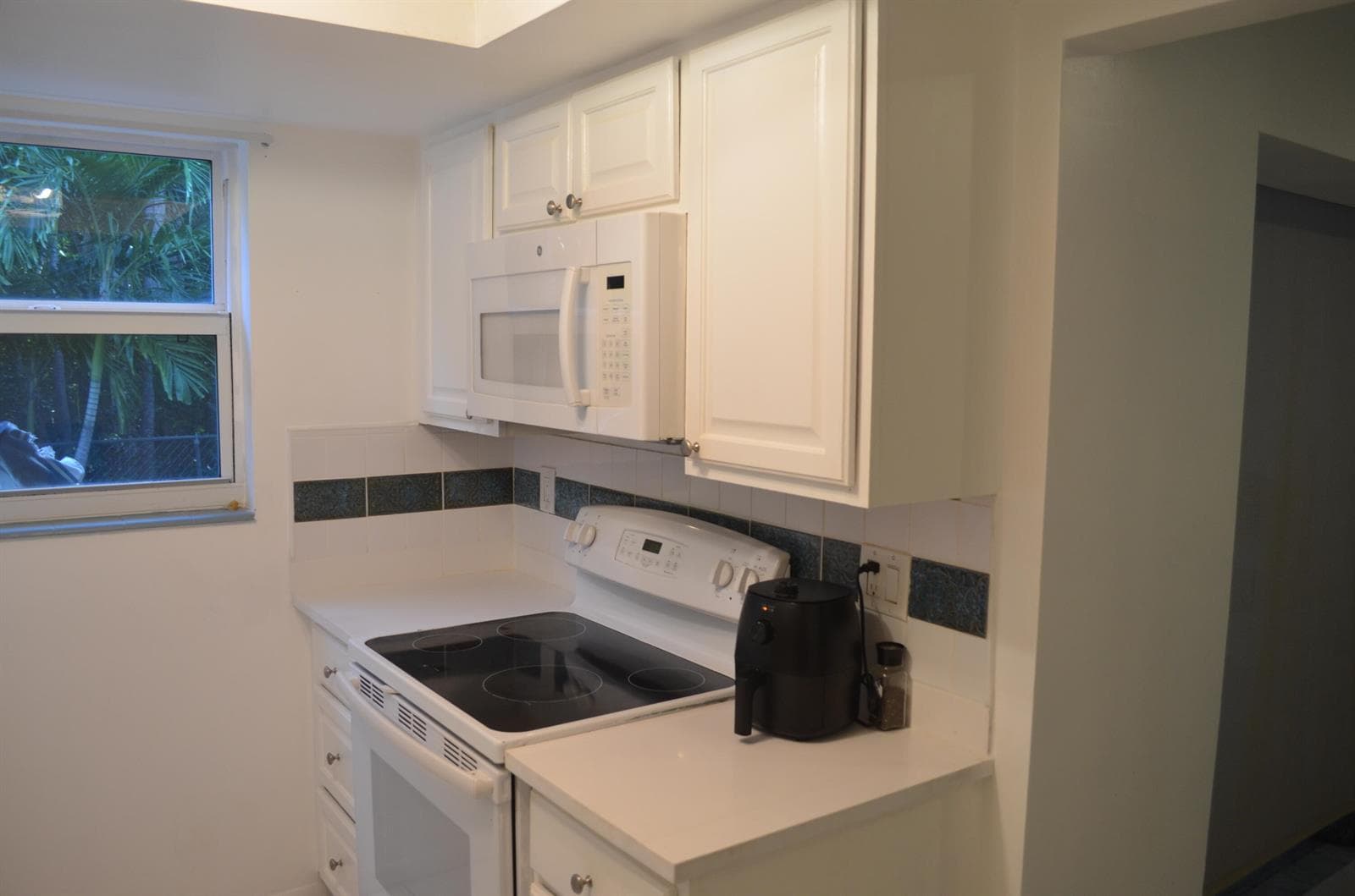 658 NE 6th Court E E photo 2