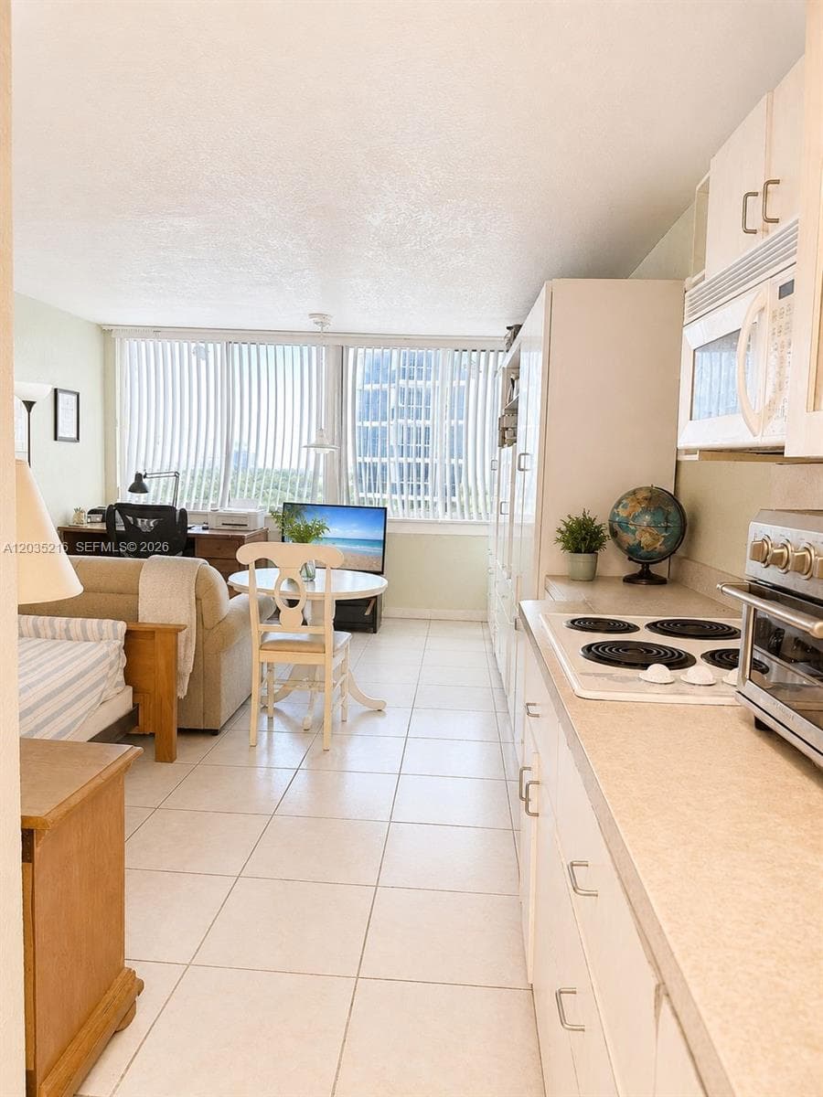 19201 Collins Ave 527 photo 3