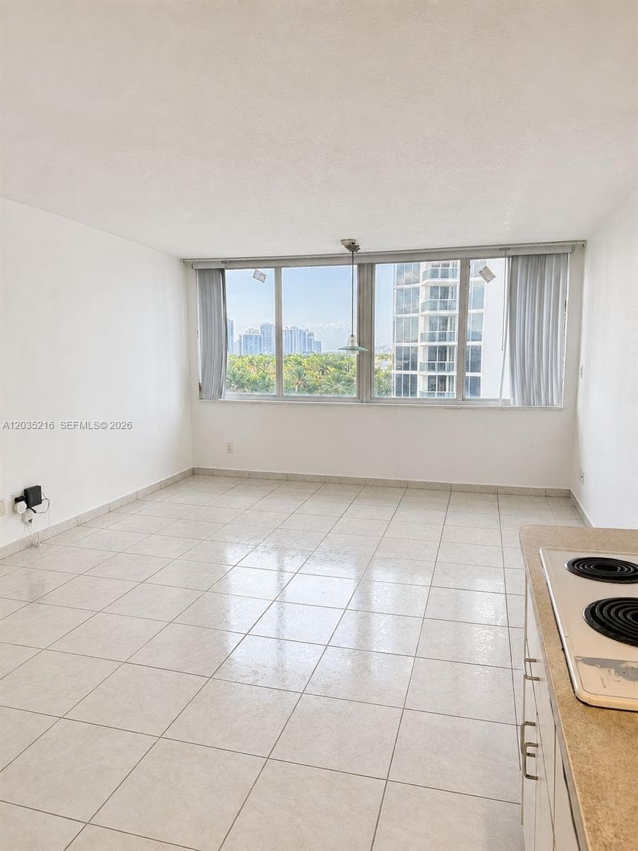 19201 Collins Ave 527 photo 11